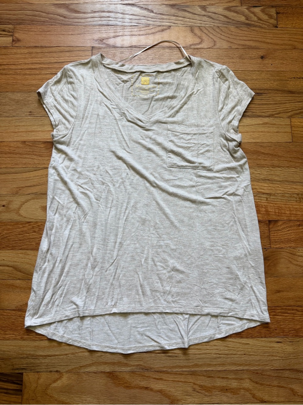 Cable & Gauge Women’s Light Tan V-Neck Pocket Short Sleeve Tee